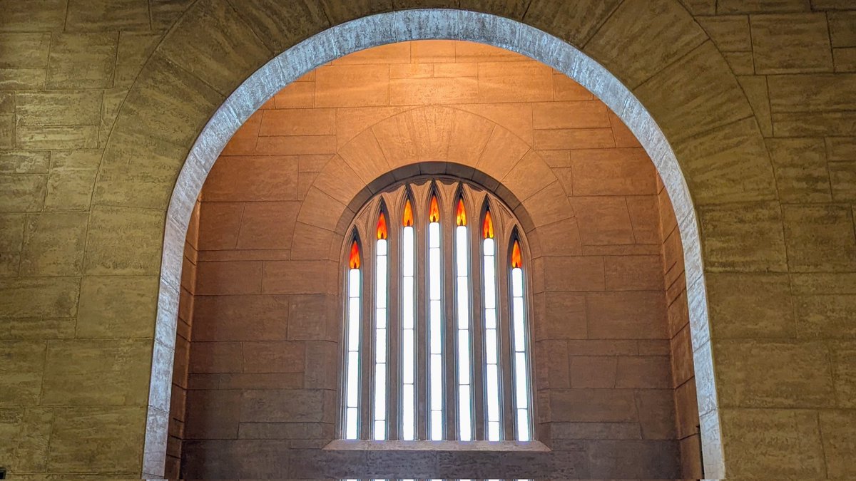 askaterrace's tweet image. ソールチャペルでは、美しいものを見たら溜息が漏れるという人間の習性を思い出させてくれます。画像2枚目、パイプオルガンに隠れている薔薇窓の一部が視認できました。

#神戸女学院　#ヴォーリズ
#近代建築