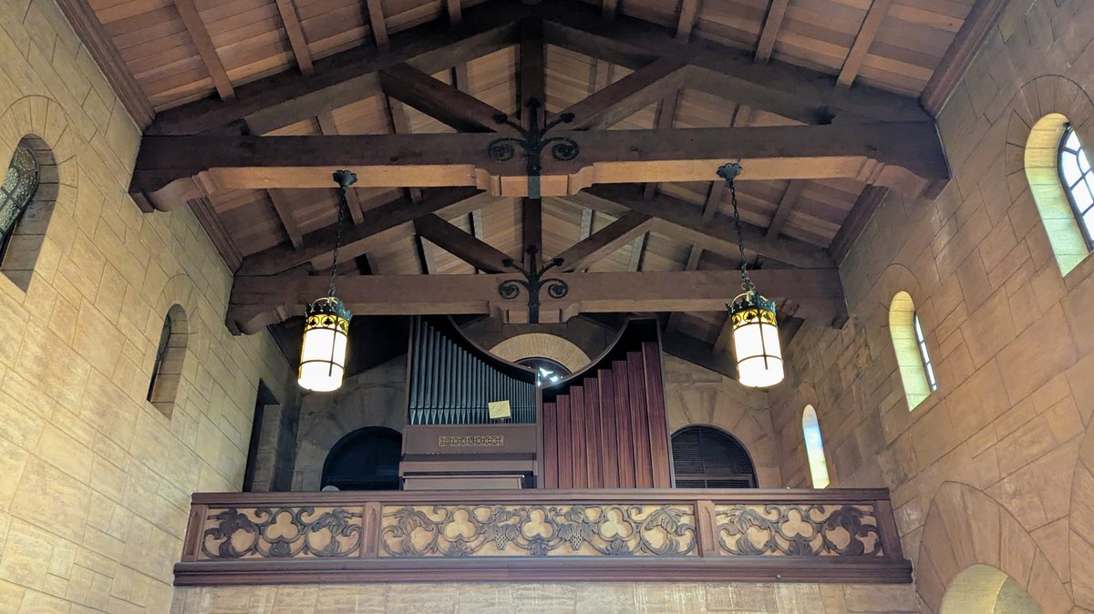 askaterrace's tweet image. ソールチャペルでは、美しいものを見たら溜息が漏れるという人間の習性を思い出させてくれます。画像2枚目、パイプオルガンに隠れている薔薇窓の一部が視認できました。

#神戸女学院　#ヴォーリズ
#近代建築