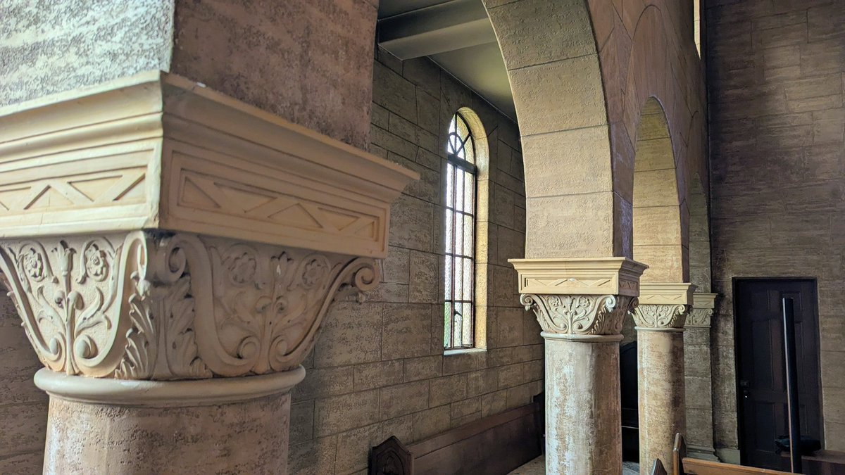 askaterrace's tweet image. ソールチャペルでは、美しいものを見たら溜息が漏れるという人間の習性を思い出させてくれます。画像2枚目、パイプオルガンに隠れている薔薇窓の一部が視認できました。

#神戸女学院　#ヴォーリズ
#近代建築