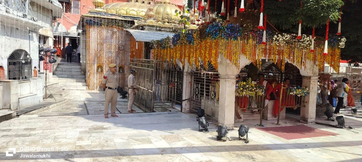 DehraPolice's tweet image. "श्रद्धालुओं की सुरक्षा, हमारी सर्वोच्च प्राथमिकता 🙏
शरद नवरात्रों के आज चतुर्थ नवरात्र पर मां ज्वालामुखी मंदिर मे भक्तों की सेवा में सतत तैनात हिमाचल पुलिस 🚓🙏
शांति, श्रद्धा और सुरक्षा—तीनों का संकल्प!"
#DehraPolice 
 #SafePilgrimage #DevotionAndDiscipline #HPPoliceOnDuty