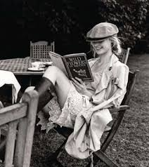 "Solo se puede ser totalmente uno mismo mientras se está solo. Quien, por tanto, no ama la soledad, tampoco ama la libertad, pues únicamente estando solo se es libre."

Arthur Shopenhauer🇩🇪