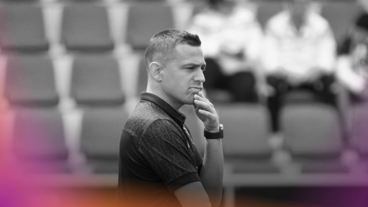 🎙️“El niño este parece que sabe” 

Dani Llácer recuerda su etapa en Unionistas, el salto a primer entrenador y cómo se ganó el vestuario. 

Hoy dirige al Ourense CF, pero parte de su historia sigue en Salamanca. ⚽🖤 

➡️ supervivienteblanquinegro.com/entrevista-dan…

#Unionistas #OurenseCF