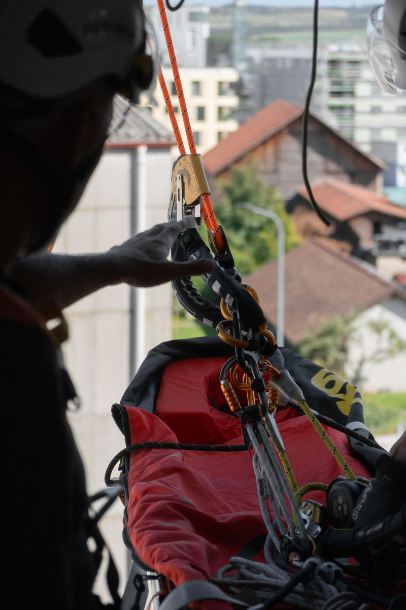 PCiVD's tweet image. Cours spécialiste sauvetage

Les spécialistes en sauvetage technique de la PCi-VD s'entraînent régulièrement. Utiliser la tyrolienne, par exemple, permet de se déplacer au dessus d'un ravin ou d'une zone sinistrée en transportant un blessé.

📸 Jérémy Tacheron