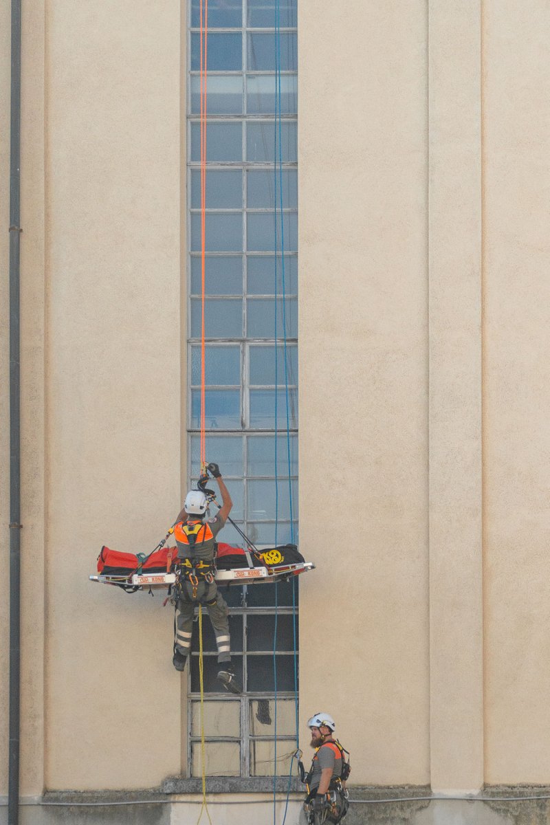 PCiVD's tweet image. Cours spécialiste sauvetage

Les spécialistes en sauvetage technique de la PCi-VD s'entraînent régulièrement. Utiliser la tyrolienne, par exemple, permet de se déplacer au dessus d'un ravin ou d'une zone sinistrée en transportant un blessé.

📸 Jérémy Tacheron