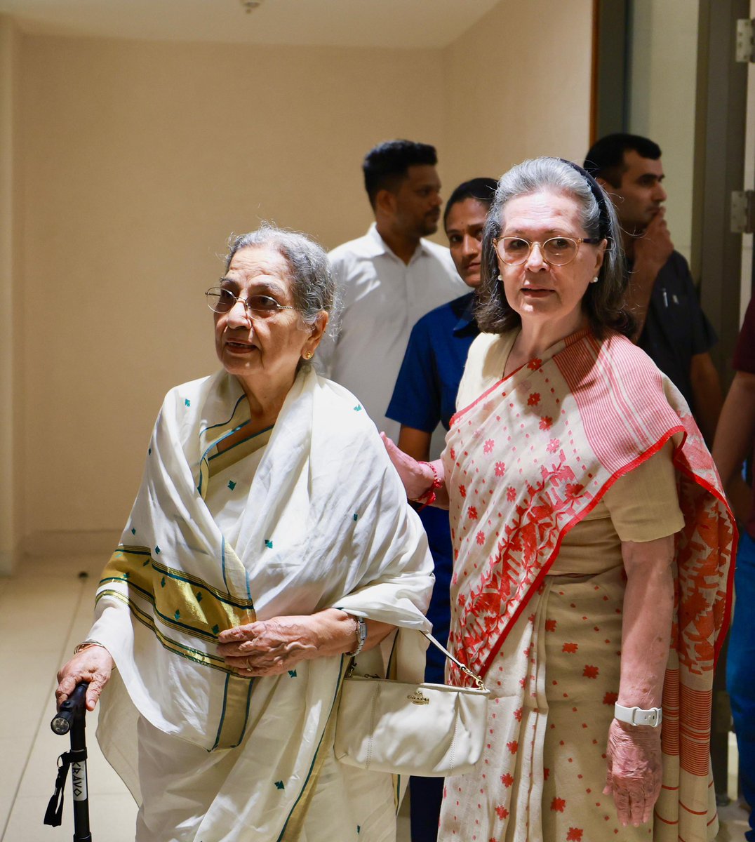 Jairam_Ramesh's tweet image. Today on the occasion of the 93rd birth anniversary of Dr Manmohan Singh, the Chairperson of the Congress Parliamentary Party Smt Sonia Gandhi ji inaugurated the Dr Manmohan Singh Research Center and Library in the presence of Smt Gursharan Kaur ji, @INCIndia President…