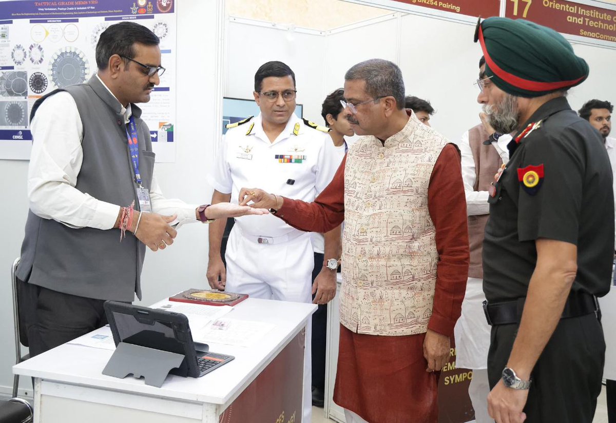 bitspilaniindia's tweet image. 𝐃𝐞𝐥𝐢𝐠𝐡𝐭𝐞𝐝 𝐭𝐨 𝐬𝐡𝐚𝐫𝐞 𝐭𝐡𝐢𝐬 𝐚𝐜𝐡𝐢𝐞𝐯𝐞𝐦𝐞𝐧𝐭!
Prof. Venkatesh KP from #BITSPilani was recognized as a Promising Exhibitor in #Defense Technology for pioneering work on #MEMS Gyroscopes at the Tri-Services Academia Symposium. 

This recognition reflects our…