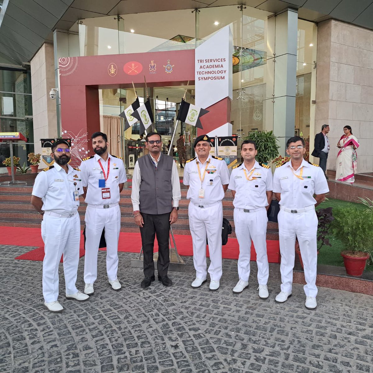 bitspilaniindia's tweet image. 𝐃𝐞𝐥𝐢𝐠𝐡𝐭𝐞𝐝 𝐭𝐨 𝐬𝐡𝐚𝐫𝐞 𝐭𝐡𝐢𝐬 𝐚𝐜𝐡𝐢𝐞𝐯𝐞𝐦𝐞𝐧𝐭!
Prof. Venkatesh KP from #BITSPilani was recognized as a Promising Exhibitor in #Defense Technology for pioneering work on #MEMS Gyroscopes at the Tri-Services Academia Symposium. 

This recognition reflects our…