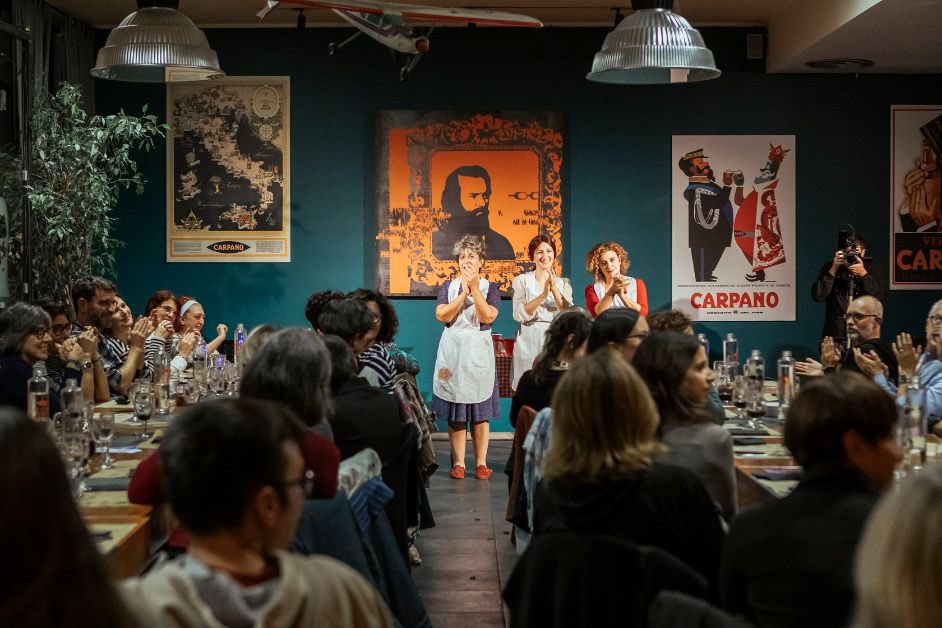 EdoardoArpaia's tweet photo. Dal 27 settembre al 5 ottobre 2025 torna a Torino PLAY WITH FOOD - LA SCENA DEL CIBO, il primo e unico festival teatrale interamente dedicato al cibo e alla convivialità giunto alla XIV edizione.
https://t.co/WlYAQOS3ij
#playwithfood #teatro #torino https://t.co/uggitnGyLm