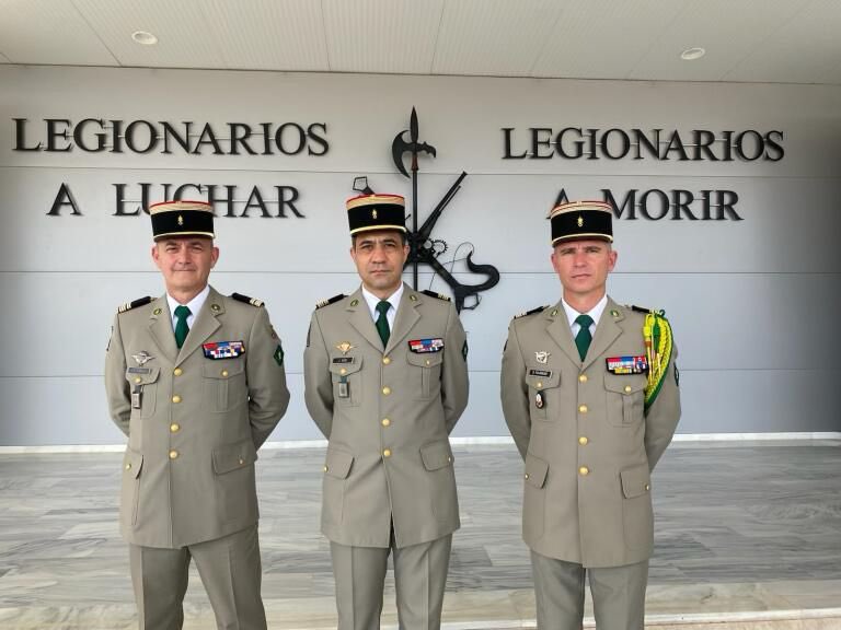 Cdc_13eDBLE's tweet photo. [#13DBLE]

🇫🇷🤝🇪🇸 La semaine dernière, le colonel adjoint au #COMLE, le chef de la division rayonnement patrimoine de la Légion étrangère, le commandant en second et le président des caporaux-chefs de la #13DBLE étaient présents à Almería pour célébrer les 30 ans de présence de la Légion espagnole sur ce site.

Cette rencontre illustre les liens d’amitié et d’interopérabilité qui unissent ces deux unités depuis plus d’un siècle.

@EjercitoTierra @LegionEtrangere @COM6BLB @armeedeterre