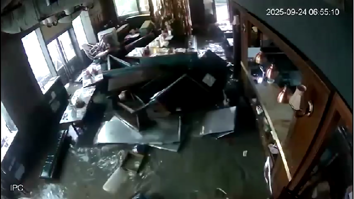 超級強颱「拉賈薩」襲港‼️香港錄得狂風暴雨、逾百人受傷，機場、交通大受影響。港府宣布逐步復甦，提醒市民嚴防水浸與山泥傾瀉。 #TyphoonRagasa #香港天氣 #港聞 #StormAlert #HKNews