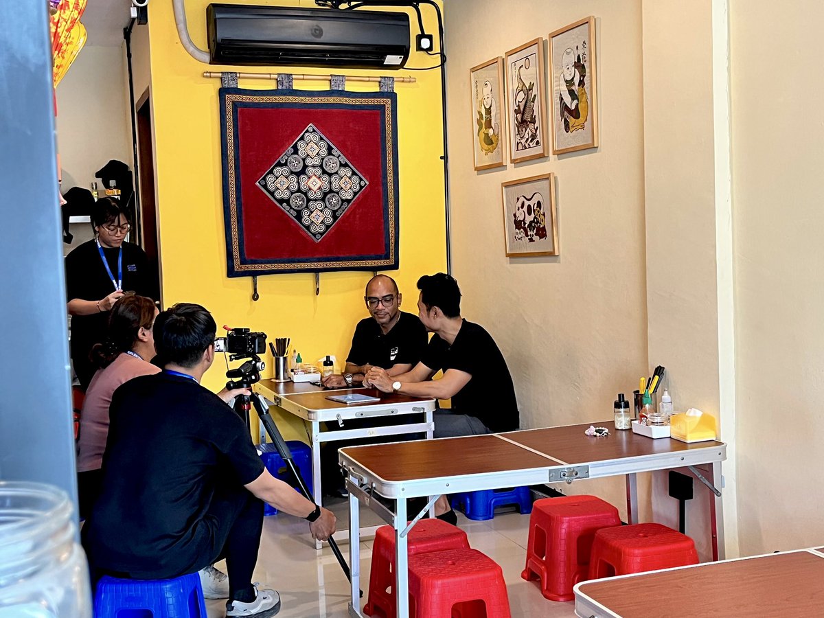 Ngobrol ngalor ngidul gak kerasa ampe 3jam.
Hebat ya anak2 muda ini astaga.
Kalian keren!