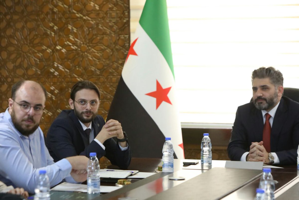 mocsyr's tweet photo. شراكة استراتيجية بين وزارة الثقافة ومنظمة التنمية السورية

عقدت وزارة الثقافة يوم أمس اجتماعاً مع منظمة التنمية السورية لاستعراض نتائج المرحلة الأولى من الشراكة الاستراتيجية.

شهد اللقاء تسليم الوثائق المنجزة، مع التأكيد على الانتقال إلى مرحلة التنفيذ، في خطوة نحو تعزيز البنية المؤسسية للوزارة وجعل الثقافة ركيزة أساسية للتنمية في مختلف المناطق بسوريا.

#الجمهورية_العربية_السورية 
#وزارة_الثقافة