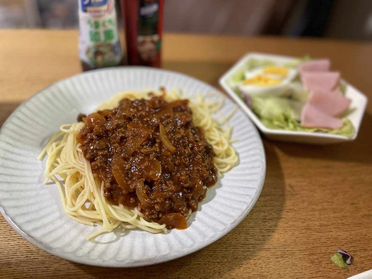 🌿今日のおうちご飯🌿

※ミートソースパスタ
※レタスサラダ

砂糖を少し入れ過ぎたうえ、ケチャップお好みソースで味付けしたから甘めなミートソースになってます😅💦
やっぱりトマトピューレ入れた方がよかったなと反省😓笑

でも美味しくいただきました🙂