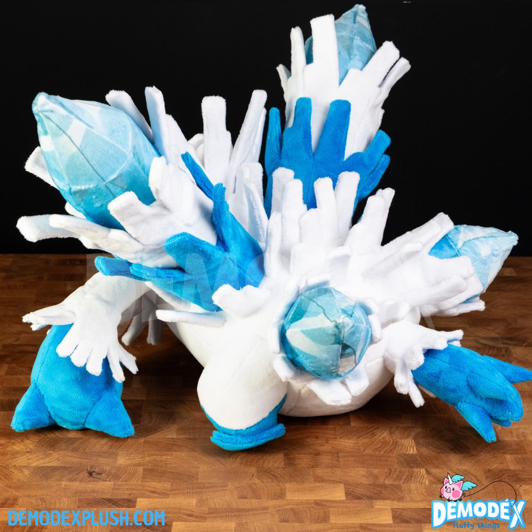 DemodexPlush's tweet image. Handmade plush of shiny mega Abomasnow!

Handsewing all the little pieces was a total nightmare and took a lot of time 😵‍💫 but it was worth it!

#pokemon #plush #abomasnow