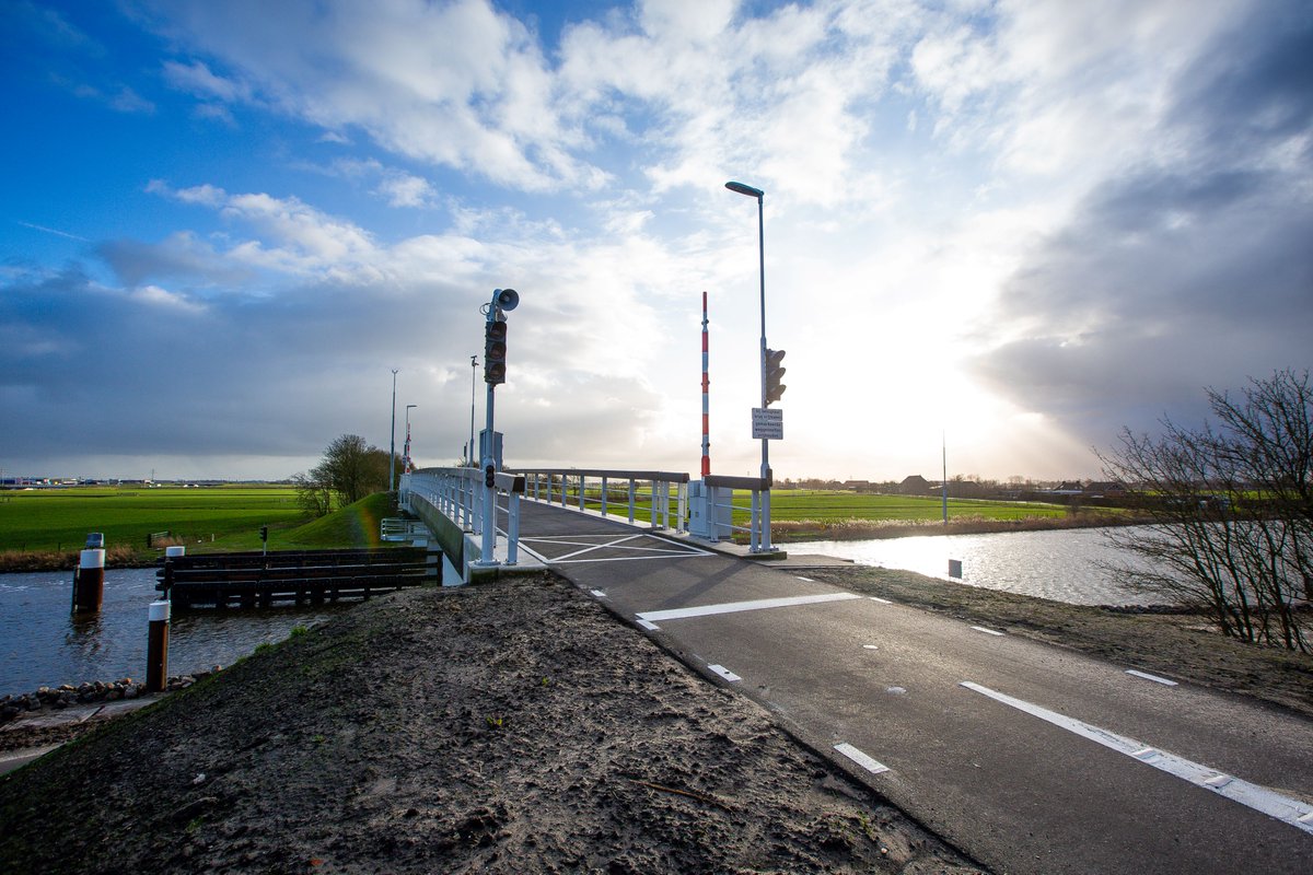 Brug Ritsumasyl weer open voor fietsers en voetgangers! 🟢 Op dinsdag 7 oktober van 09.00 tot uiterlijk 16.00 uur gaat de brug toch nog een keer open, voor een preventieve inspectie. Verkeer leiden we lokaal om. 
Betanke foar it begryp!