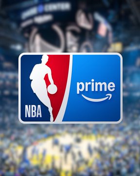 Five headshots of Lalo Alzueta, Marc Mundet, Andrés Monje, Anna Cruz, and Sergio Rabinal arranged in a grid. A blue background with NBA and Prime Video logos, basketballs, and a microphone with the Prime Video logo. Text reads "NBA Prime El Equipo."