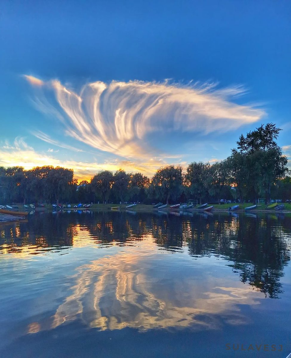 This week's #FridayFeature, where we share work by an IG account that occasionally tags #discoveringfinland, is a set of glorious lakeside reflection shots with some stunning clouds by @sulavesj:

instagram.com/p/DPD8QehDNPv/