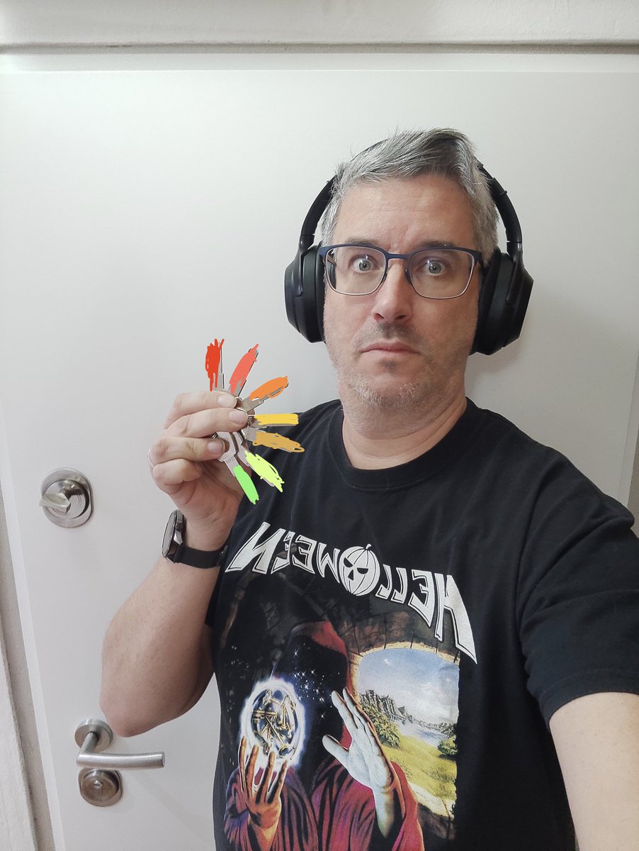 Namontovali nám nové dveře, takže se ze mě dočasně stal Keeper Of The Seven Keys 🤘🎃🗝️🗝️🗝️🗝️🗝️🗝️🗝️🎃🤘