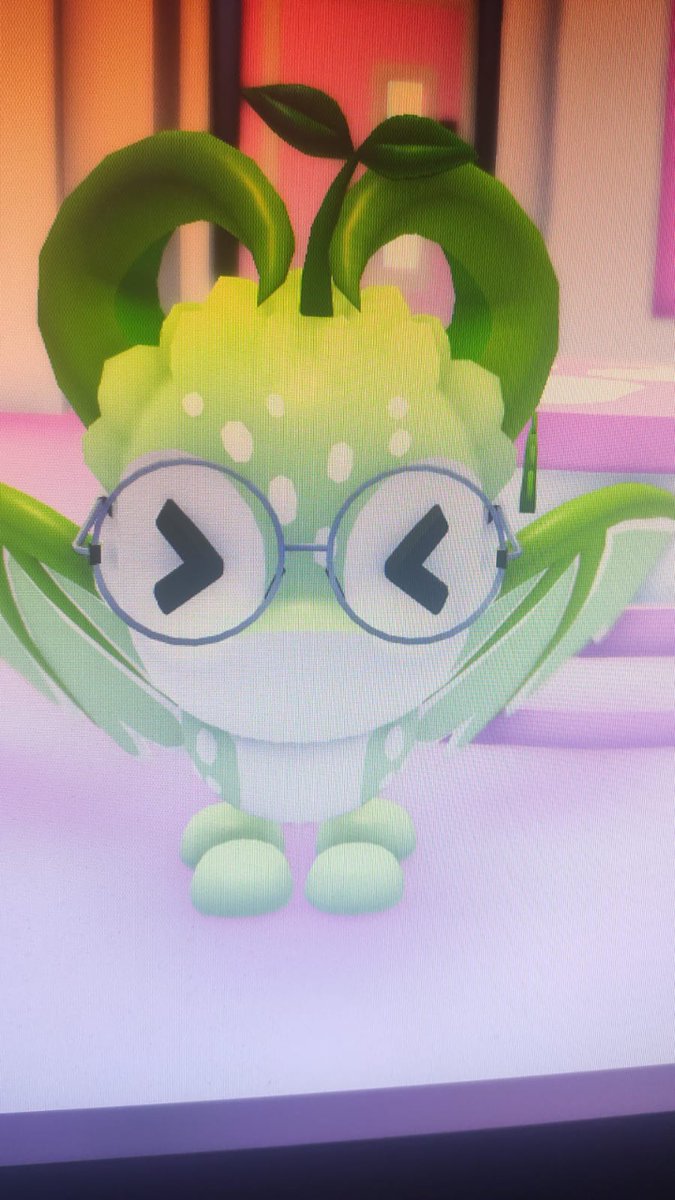 turtiwis's tweet image. Why i&apos;m playing adopt me
Anyways his name is Lechuga