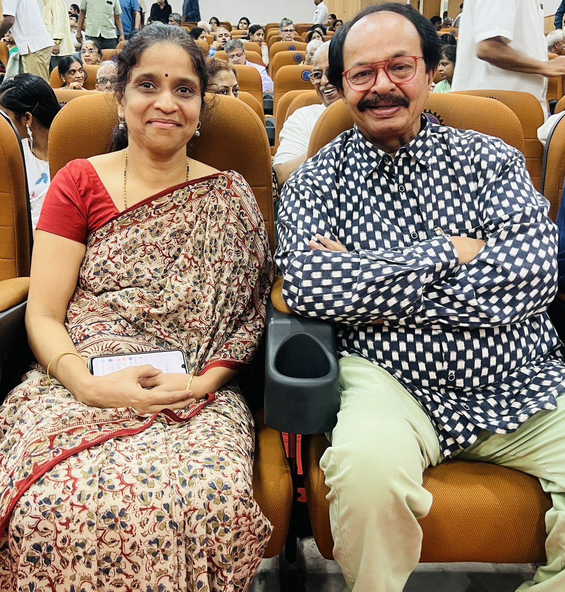 ಭಾಗ-೨ 
ಭೈರಪ್ಪನವರ ನೆನಪಿನ ಶಕ್ತಿ ಚೆನ್ನಾಗಿತ್ತು.ಬೆನ್ನು ನೋವು ಹೊರತುಪಡಿಸಿ ಮಾನಸಿಕವಾಗಿ ದೈಹಿಕವಾಗಿ ಆರೋಗ್ಯವಾಗಿದ್ದರು. ಅವರ ಉತ್ಸಾಹ,ಹಸನ್ಮುಖ ಕಂಡು ಭೈರಪ್ಪನವರು ಶತಾಯುಷಿಗಳಾಗುತ್ತಾರೆ ಎಂದುಕೊಂಡಿದ್ದೆವು. ಹುಸಿಯಾಯಿತು.ವಿಶ್ವೇಶ್ವರ ಭಟ್, ಸಹನಾ ವಿಜಯಕುಮಾರ್, ಸಾಹಿತ್ಯ ಭಂಡಾರದ ಅರುಣ್ ಮುಂತಾದ ಕೆಲವೇ ಆಪ್ತರು ಅಲ್ಲಿ ಭೇಟಿಯಾಗಿದ್ದರು.