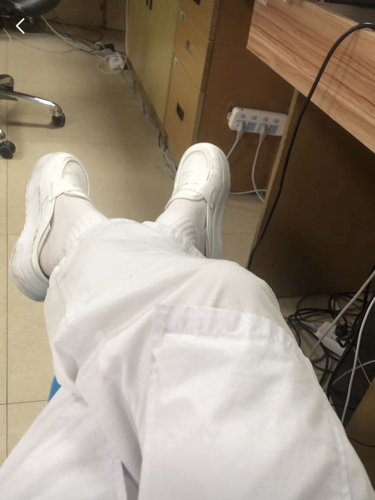 SimoneD56758876's tweet photo. 这个臭鞋不穿袜子就难受死我了，穿上袜子脚尖的汗就贼多，谁收护士鞋？连没洗的袜子一起出！ https://t.co/Q9AXNe5Vrq