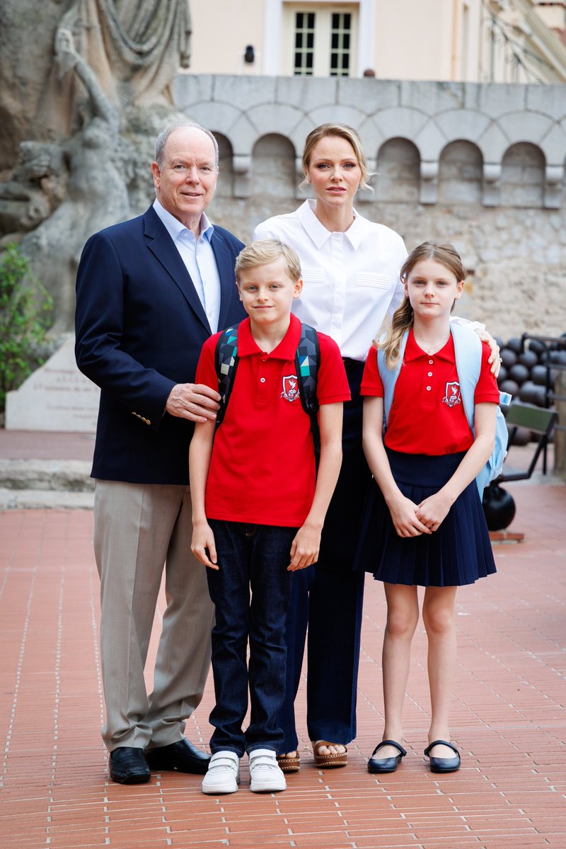 rwthofficial's tweet image. 🇲🇨
#Monaco’s Prince Albert II and Princess Charlene took photos with their children Hereditary Prince Jacques and Princess Gabriella for their return to school, with their student uniform and school bags.

📸 Michaël Alesi #PrinceAlbert #PrincessCharlene #PalaisPrincier