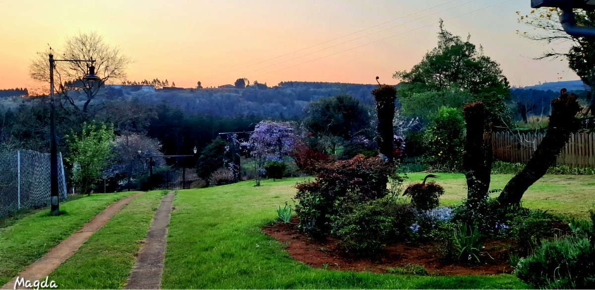 Jy kan met enigiets na God kom. Jy kan elke stukkie bagasie van jou lewe met Hom deel. As dinge te veel raak, kan jy dit uitroep en Hy luister. Hy is Immanuel wat beteken “God by ons” 
Goeiemôre, seënwense🙏🏻