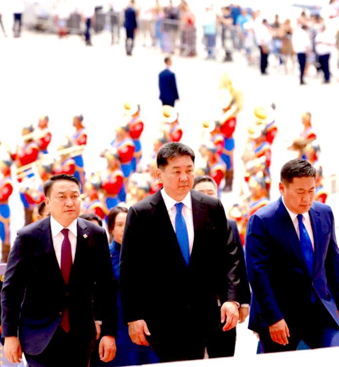 Еөк маань эцсийн эцэст өөрөө чирж ирсэн  нутгийн гэгдэх энэ 2 дүүдээ л бөлдөгдүүлээд дууснадаө

Манай улсад Занданшатар Данх Амарбаясгалан хэн нь ч хэрэггүйшд уг нь