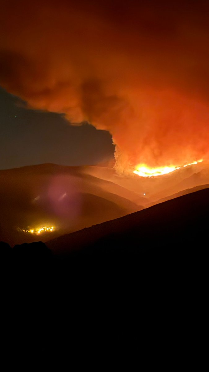 Tamirgzg's tweet image. El pueblo de Peñalba de la Sierra se ve abajo,y el frente de llamas bajando.
MÁXIMA DIFUSIÓN! De vergüenza😱 TODOS LOS MEDIOS DE COMUNICACIÓN CALLAN.
NI @gobjccm NI @garciapage CUÁNDO PIENSAN INTERVENIR?Se quema el monte,animales,se acerca a la población... #IFPeñalbaDeLaSierra