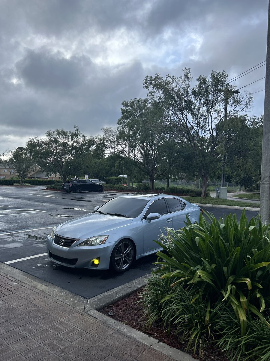 zuzdiel's tweet image. rainy days make it funnier #iyk #2is