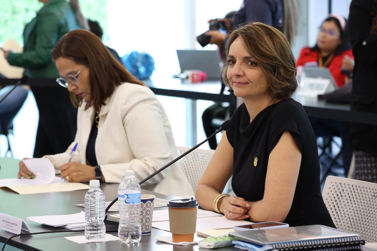 diputadavero's tweet photo. En la #LXILegislatura realizamos la Glosa del 4to Informe, con la Secretaría de Educación y la Secretaría de Cultura.

La formación académica y la identidad cultural son pilares del presente y futuro de #Querétaro. Reconozco el compromiso del Gobernador @makugo. 🙌 https://t.co/2wb5oK4is5