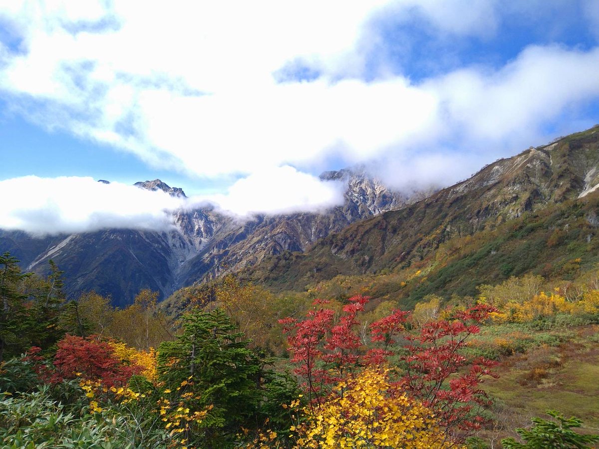 【つぶやき信州】秋の気配が近づき、朝晩は涼しくなってきました🍂お出かけにもぴったりの季節ですね😊
長野県内では、北アルプスや千畳敷カールなど標高の高い山々で紅葉が色づき始めています🏔️🍁✨今年もぜひ信州の秋を感じにいらしてください
（写真は昨年10月の白馬です）🤗M #信州の山 #紅葉狩り