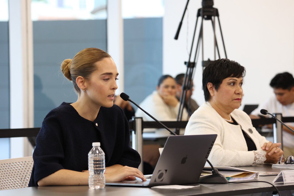 diputadavero's tweet photo. 👩‍⚕️🙌 Glosa del 4to Informe, con la Secretaría de la Juventud y la Secretaría de Salud.

Reconozco el trabajo de la Dra. Martina Pérez Rendón para cuidar a las familias queretanas. Desde la Comisión de Salud seguiré siendo su aliada. 💙 https://t.co/YRoJjqrklC