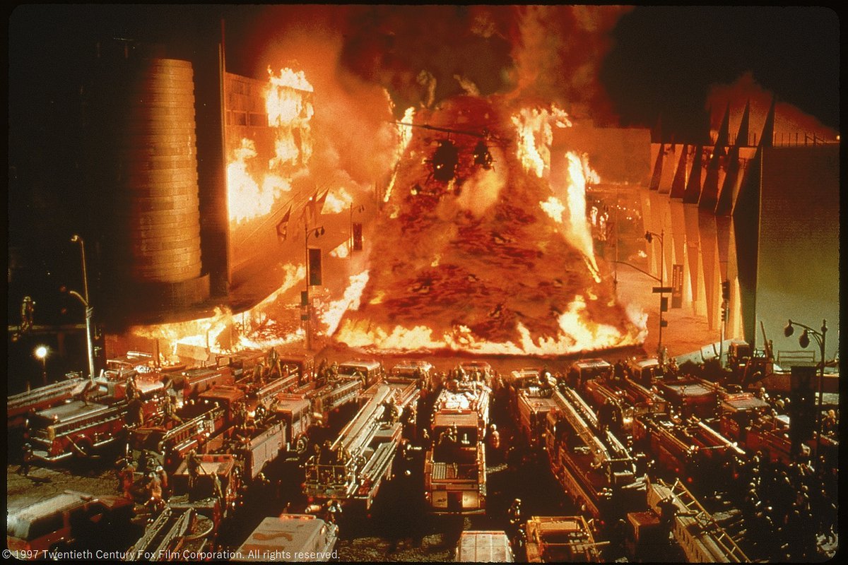 tx_gogoro's tweet image. 今日の #午後ロー は

🌋『#ボルケーノ』🌋

ロスで地震が相次ぎ、
地下工事作業員が死亡する事件が発生

危機管理局長のロークは地質学者のエイミーと
調査を進め、
全ての原因は火山活動であることを突き止めたが…🌋🔥

午後1時40分放送