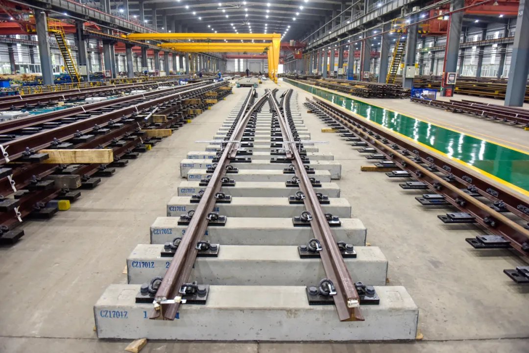 WEILANRAIL's tweet image. China Railway Baoji Bridge Group deploys 37 turnouts in Malaysia, boosting #KlangValley transport. Smart #DigitalRails, #HighSpeedTech, #EcoFriendly production, 20-day delivery, 25 patents, global market edge.