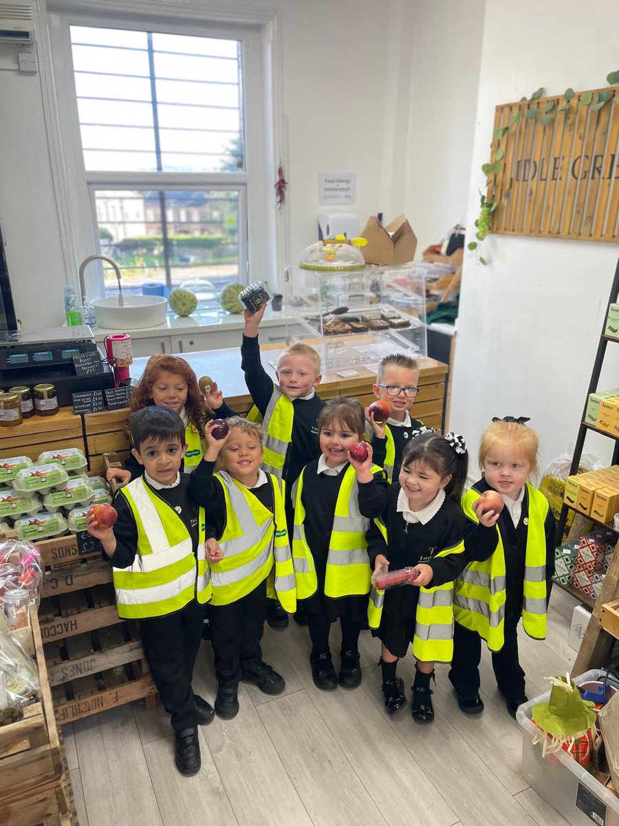 ThorpeBradford's tweet image. Our reception pupils enjoyed their trip to the local grocery shop in Idle yesterday! 🥕🍎 They picked out some delicious healthy snacks to enjoy back at school. A lovely way to learn about making healthy choices! 🌟 #HealthyEating #CommunityLearning @CATAcademyTrust