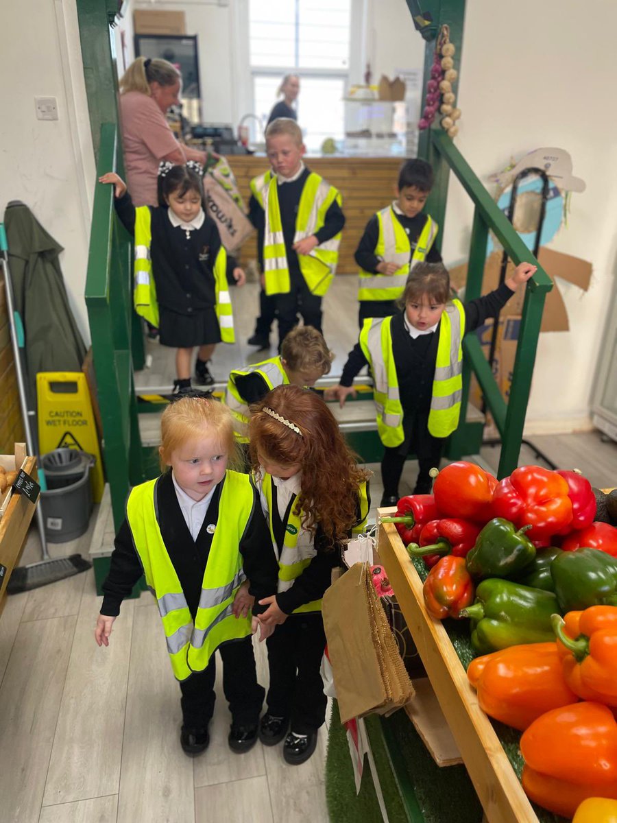 ThorpeBradford's tweet image. Our reception pupils enjoyed their trip to the local grocery shop in Idle yesterday! 🥕🍎 They picked out some delicious healthy snacks to enjoy back at school. A lovely way to learn about making healthy choices! 🌟 #HealthyEating #CommunityLearning @CATAcademyTrust