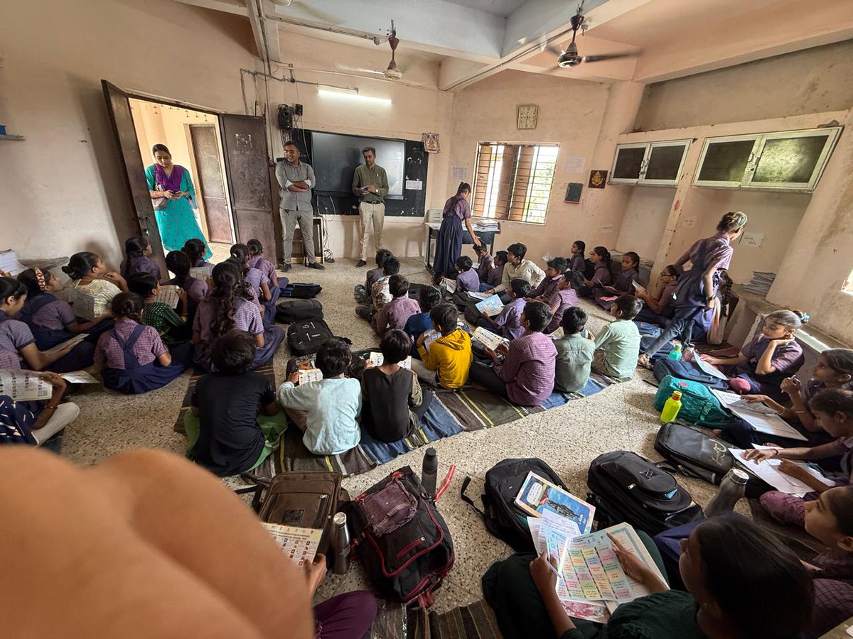 GADSUNBTD's tweet photo. #SwasthNariSashaktParivarAbhiyaan #AyurvedaDay #PoshanMaah2025 lecture on benefits of nutritional foods and habits at taluka school-barvala https://t.co/mUq3rFmtKg