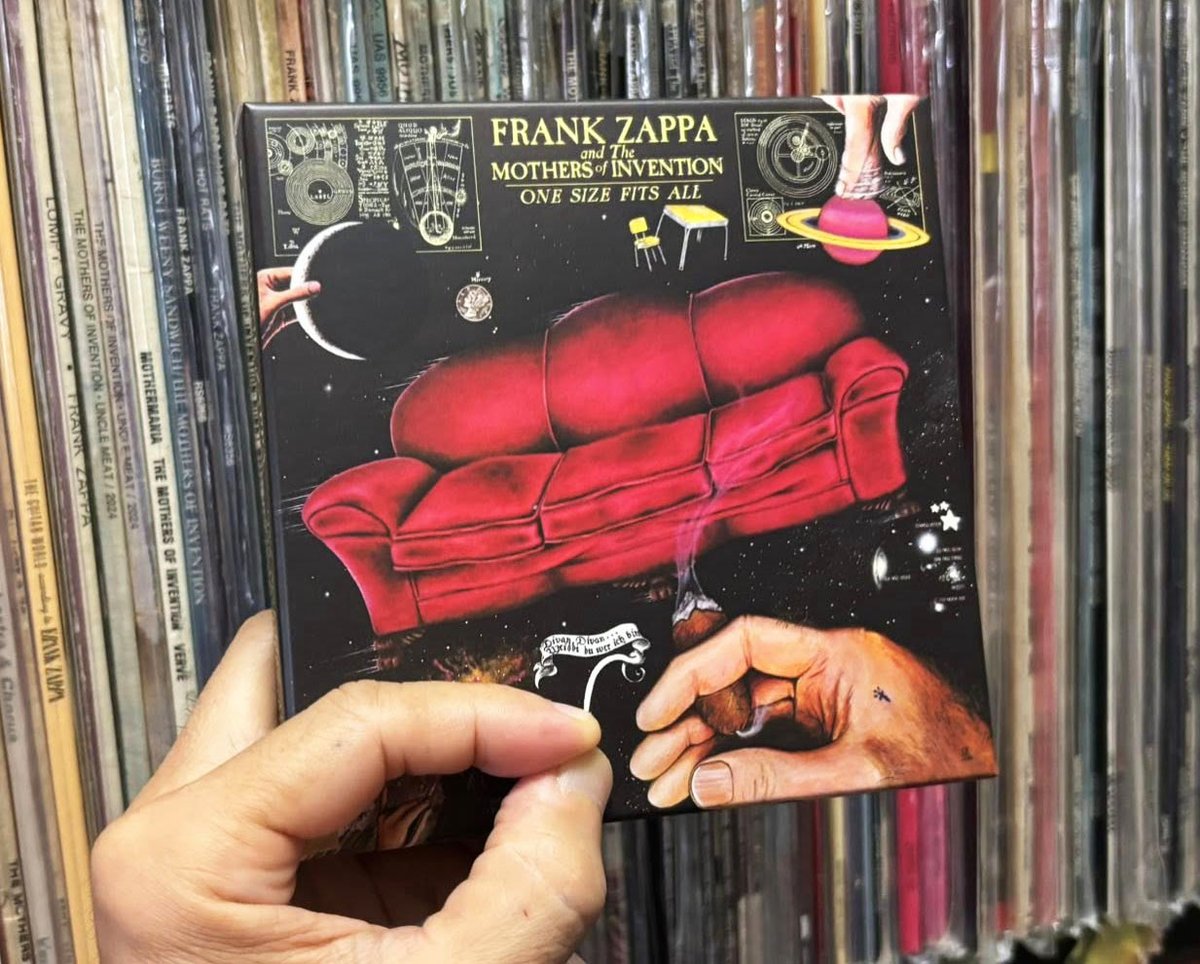 ザッパの「ONE SIZE FITS ALL」のBOX、到着しました。今回、デヴィッド・フリックとルース・アンダーウッドのライナーノートがすごくいいですね。解説だけ読んで満足した。ザッパは同作をワーナー・ブラザーズで出したがっていたと言う事実を知って、その後の顛末がよくわかりました。
#ザッパ #ZAPPA