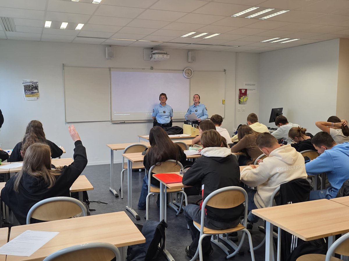 👮‍♂️ Rencontre avec deux gendarmes du groupement de la Haute-Marne (GGD52)
Une rencontre riche qui a permis aux jeunes de mieux comprendre les enjeux de sécurité, de défense et de résilience 💪
#défense #option #grandest #hautemarne #lyceebouchardon