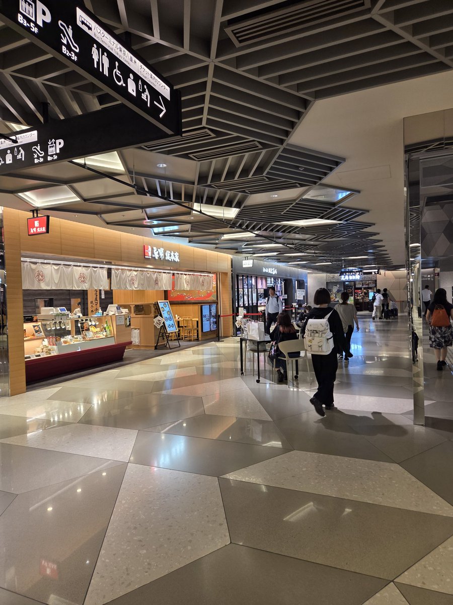 東京駅いるんだけど函太郎は行列出来てたのに、根室はなまるは、空いている。北海道なら、はなまるもいつも並んでるので違和感。