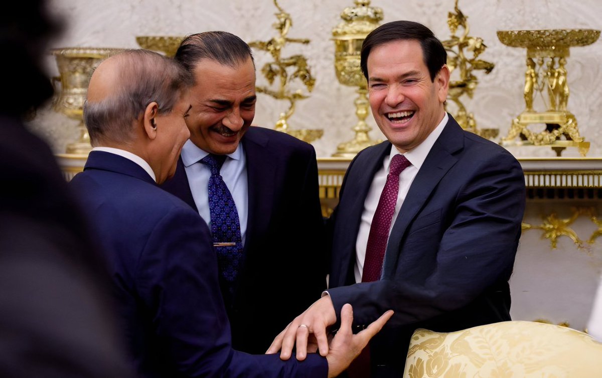 #US. Secretary of State #MarcoRubio sharing a laugh with #Pakistan’s Prime Minister #ShehbazSharif and Chief of Army Staff, #FieldMarshal #AsimMunir yesterday at the #Oval Office, West Wing of the #WhiteHouse in #Washington #DC.

#UnitedStates 🇺🇸🇵🇰