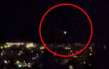 Poutine est tellement méchant qu'il met des grosses lumières sur ses drones espions pour qu'on puisse les voir plus clairement au 20 heures de TF1. 
C'est vraiment la preuve que c'est un criminel contre l'humanité, non ?