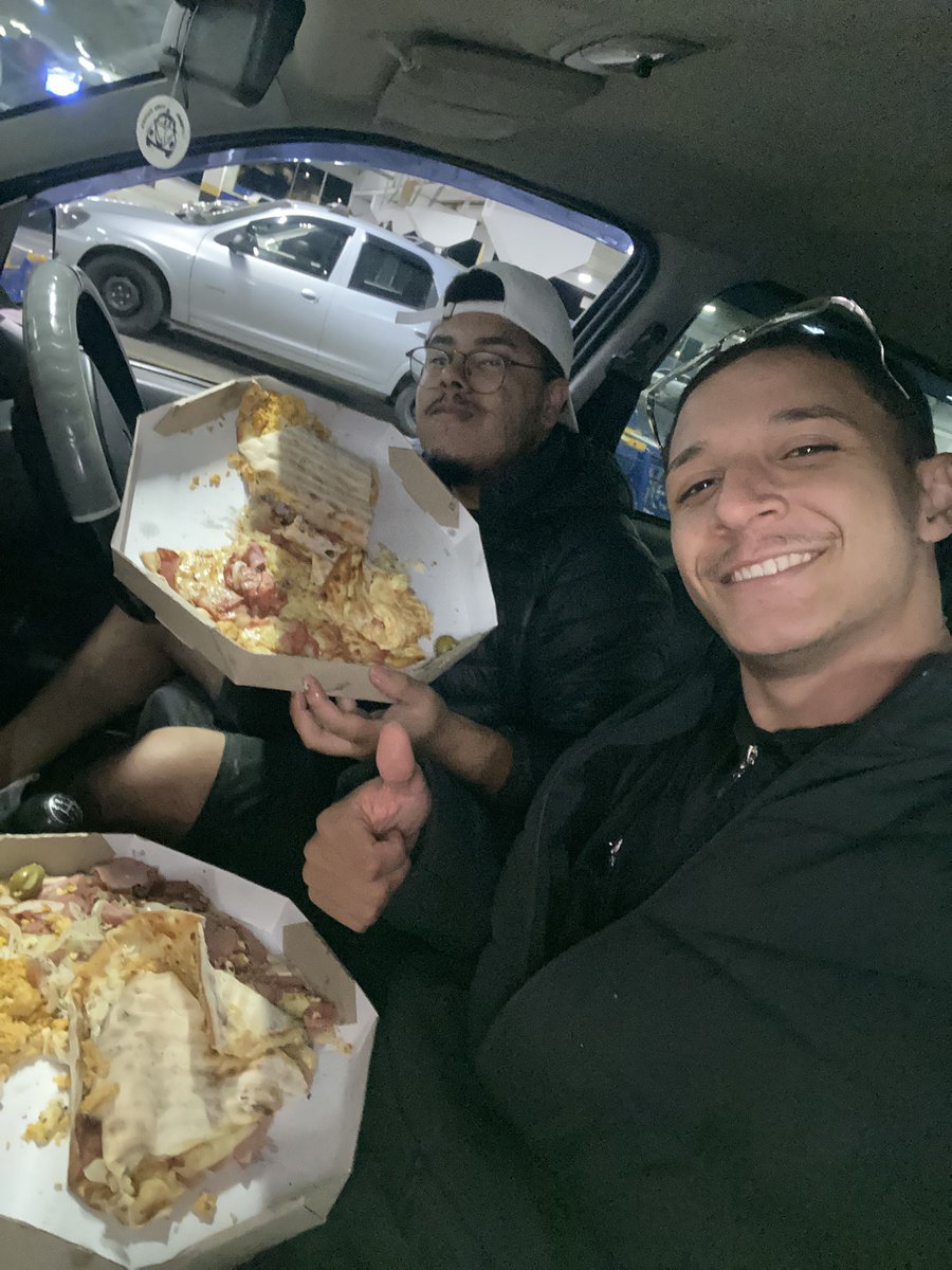 Maickoficial1's tweet photo. Pizza as 3 da manhã ta liberado?? https://t.co/s1ATyprSPi