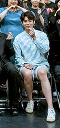 와 곧 죽어도 안하던 손가락 하트를
