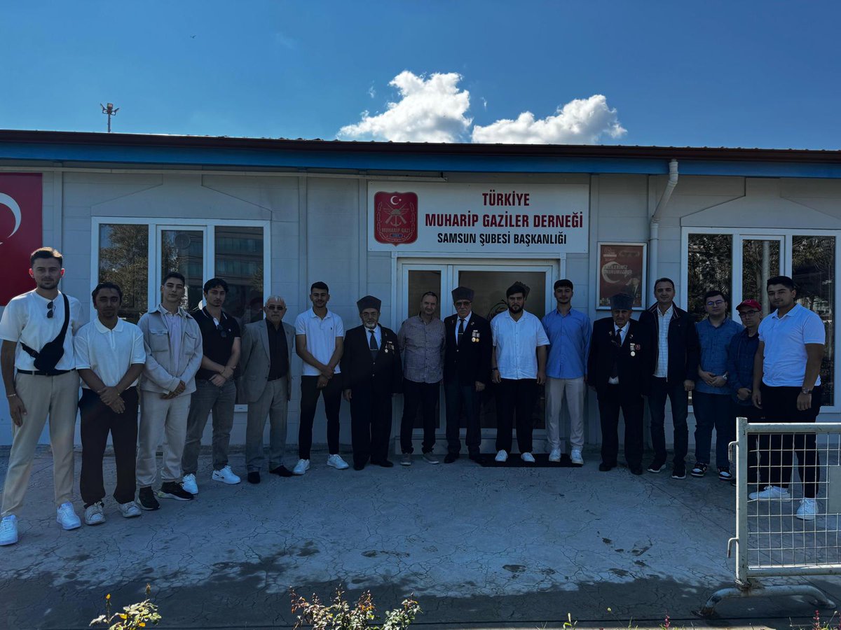 SamsunKYGM's tweet photo. Turgut Özal Yurdumuzda öğrencilerimiz 'Gaziler Haftası' münasebetiyle Türkiye Muharip Gaziler Derneği Samsun Şubesini ziyaret etti. Tarihimizin kahramanlıklarla dolu sayfalarını yazan gazilerimizle bir araya gelerek onların hatıralarını dinledik.

#GSBYurtları https://t.co/qIFflClrcF