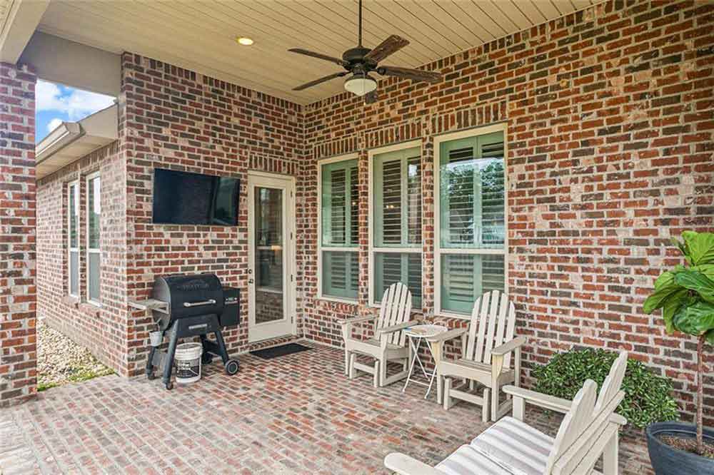 BedicoCreek's tweet image. Join our visitors &amp;amp; take in the view of this decadent kitchen, complete with designer lighting, gas cooktop, custom vent hood &amp;amp; more! We'll be here for another couple of hours - 721 Night Heron Lane during the #2025FallTour! tinyurl.com/721-night-hero… #openhousesaturday #CustomHomes