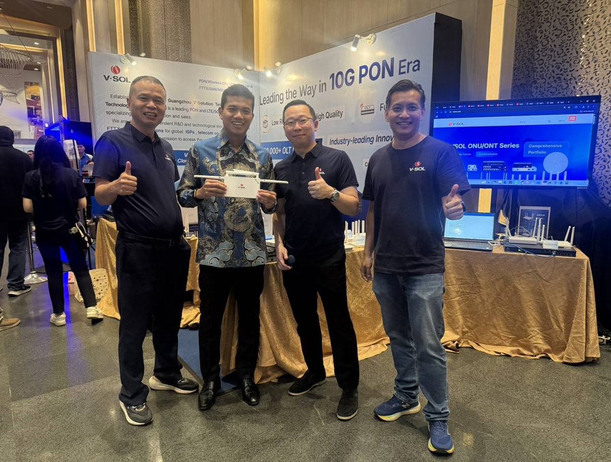 vsolution_fttx's tweet image. Big news from Palembang! APJII Chairman Mr. Angga Arif spotlighted VSOL’s HG5013 Wi-Fi 6 router at #RAKERNAS2025! 🔝 Compact, high-value solution powering Indonesia’s digital acceleration. Thrilled to be part of this journey! 🚀 #VSOLIndonesia #WiFi6 #DigitalIndonesia