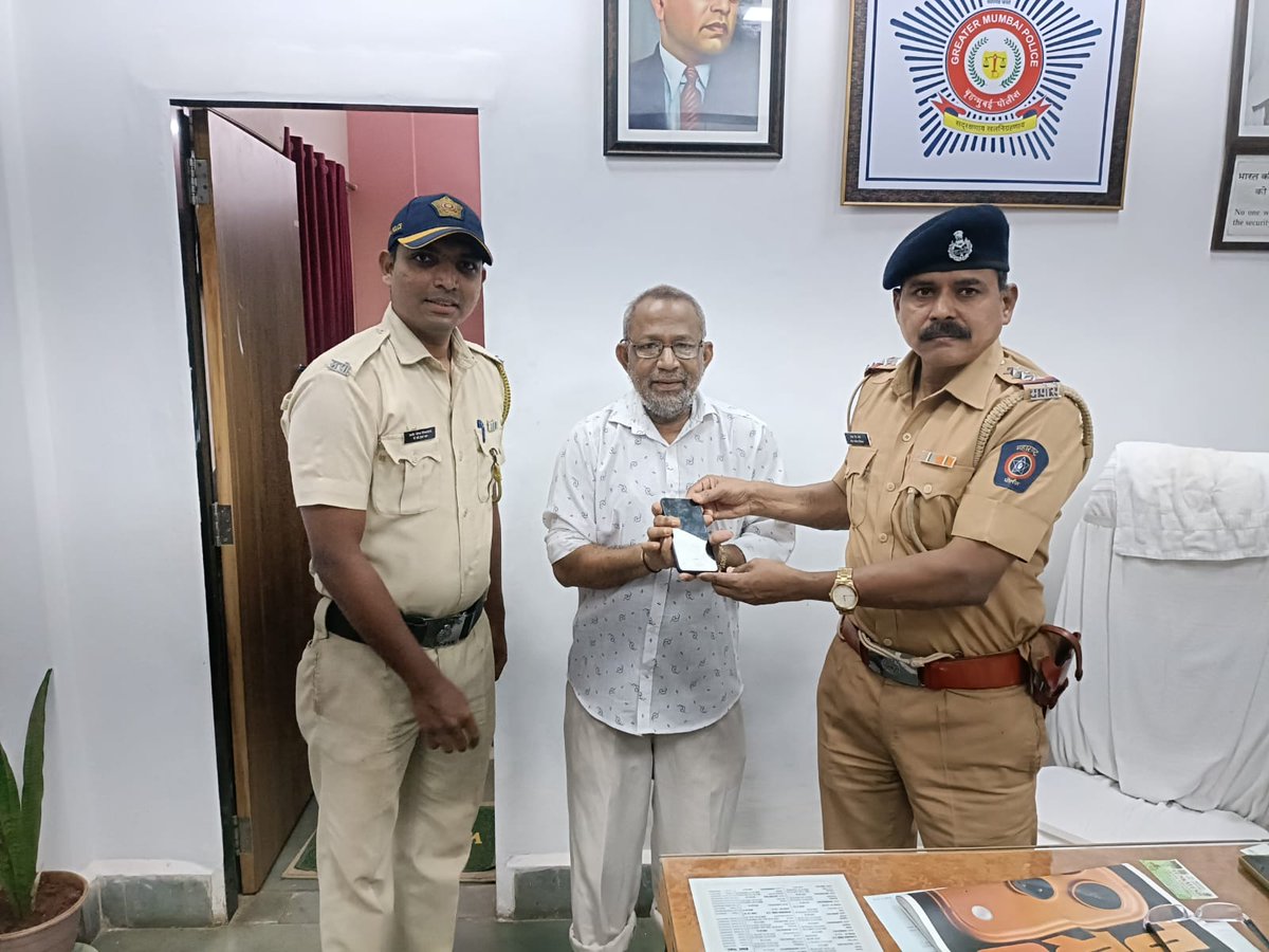 निर्मलनगर पोलीस ठाणे – Nirmal Nagar PS Mumbai (@nirmalnagarps) on Twitter photo आज रोजी निर्मला नगर पोलीस ठाणे गहाळ वस्तू नोंद क्रमांक 409/2024 श्री. दीपक एकनाथ गिरकर यांचा गहाळ झालेला मोबाईल त्यांना परत करण्यात आला. आज रोजी निर्मला नगर पोलीस ठाणे गहाळ वस्तू नोंद क्रमांक 409/2024 श्री. दीपक एकनाथ गिरकर यांचा गहाळ झालेला मोबाईल त्यांना परत करण्यात आला.