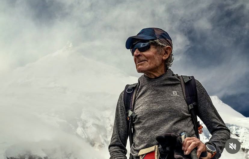 Carlos Soria, a sus 86 años, ha hecho cumbre en Manaslu (8.163 m) hoy a las 5:30 am, junto a su equipo! 

Un momento histórico que celebra el 50º aniversario de la primera expedición española a esta cima en 1975, donde él participó. 
El objetivo ahora es descender al Campo 2, y